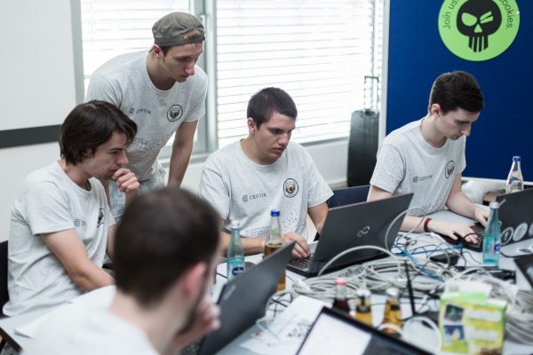 Die Arbeit im Team ist wichtig, um die Aufgaben erfolgreich zu lösen: Finalteilnehmende 2018, © Toby Giessen Photography / Heise Medien GmbH & Co. KG