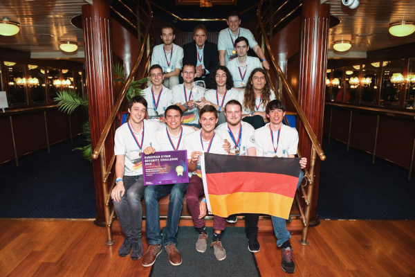 Obere Reihe: Leopold Schabel (Team Coach aus Karlsruhe), Prof. Norbert Pohlmann (Leiter Institut für Internet-Sicherheit – if(is)), Team Betreuer Falk Gaentzsch (if(is) Team Leiter), darunter Benjamin Walny (Ruhr-Universität Bochum) Mittlere Reihe: Nico Gründel (Universität des Saarlandes), Simon Schwarz (Universität des Saarlandes), Florian Bauckhold (Universität des Saarlandes), Linus Henze (Universität Koblenz) Vordere Reihe: Thomas Lambertz (Universität Aachen), Tobias Madl (Universität München), Alain Rödel (Universität Stuttgart), Tim Schmidt (Karlsruher Institut für Technologie), Benno Fünfstück (Universität Dresden)